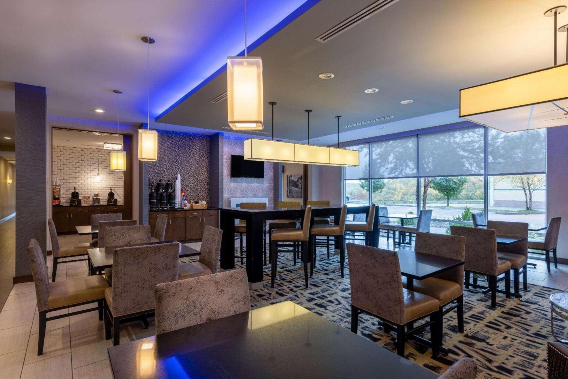 La Quinta by Wyndham Morgantown photo 65