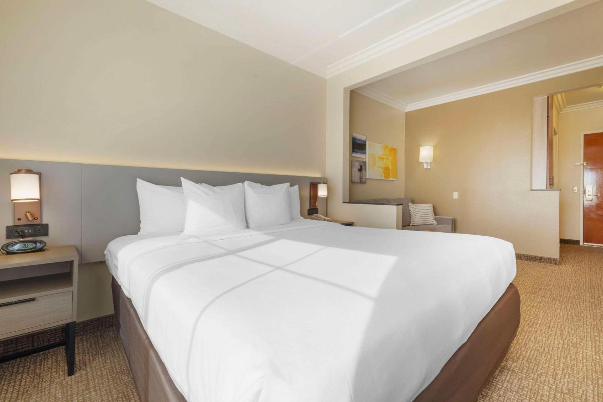 Comfort Suites Oceanside Camp Pendleton Area photo 17
