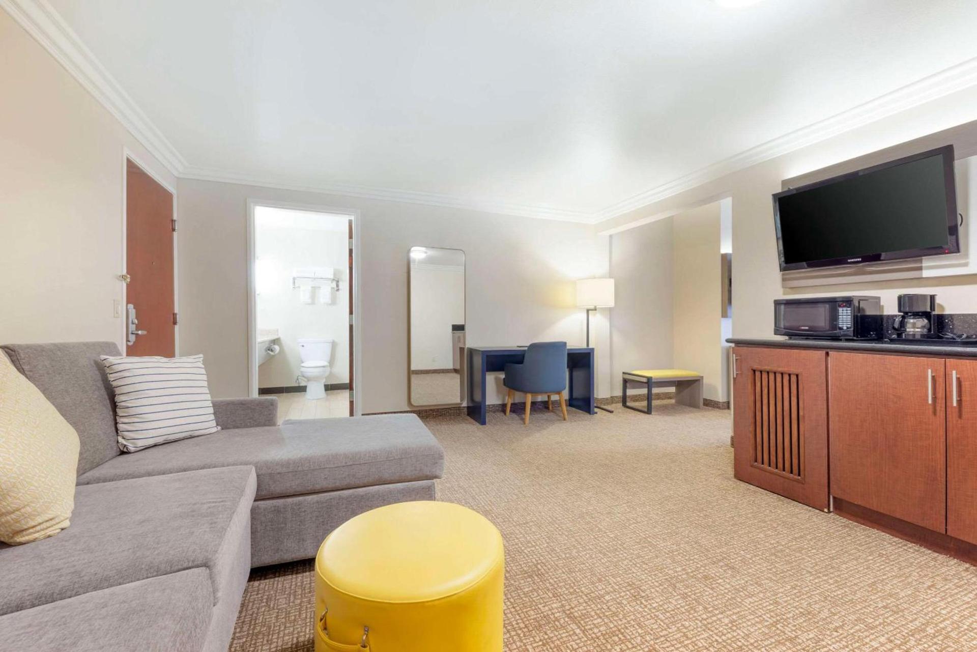Comfort Suites Oceanside Camp Pendleton Area photo 26