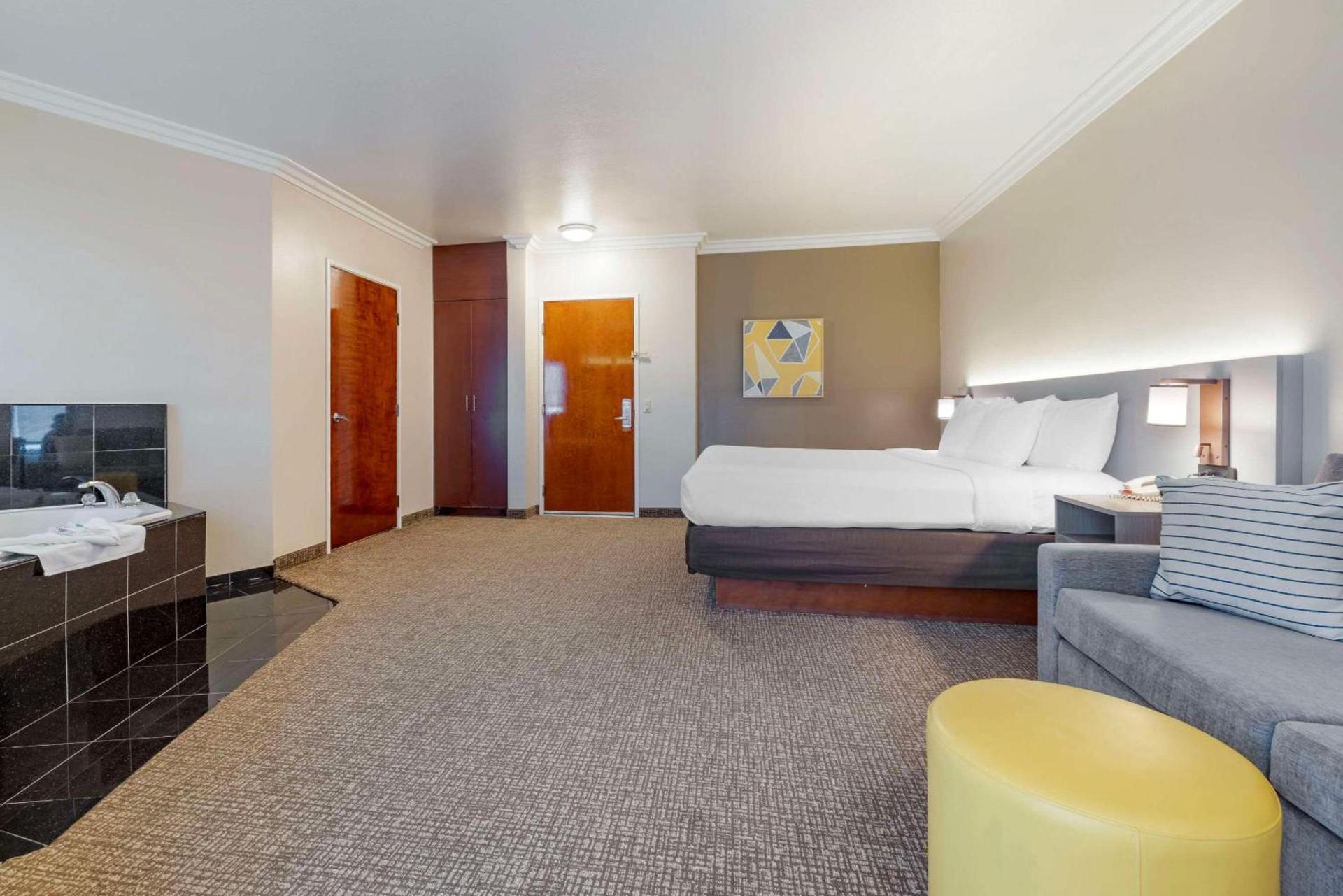 Comfort Suites Oceanside Camp Pendleton Area photo 28