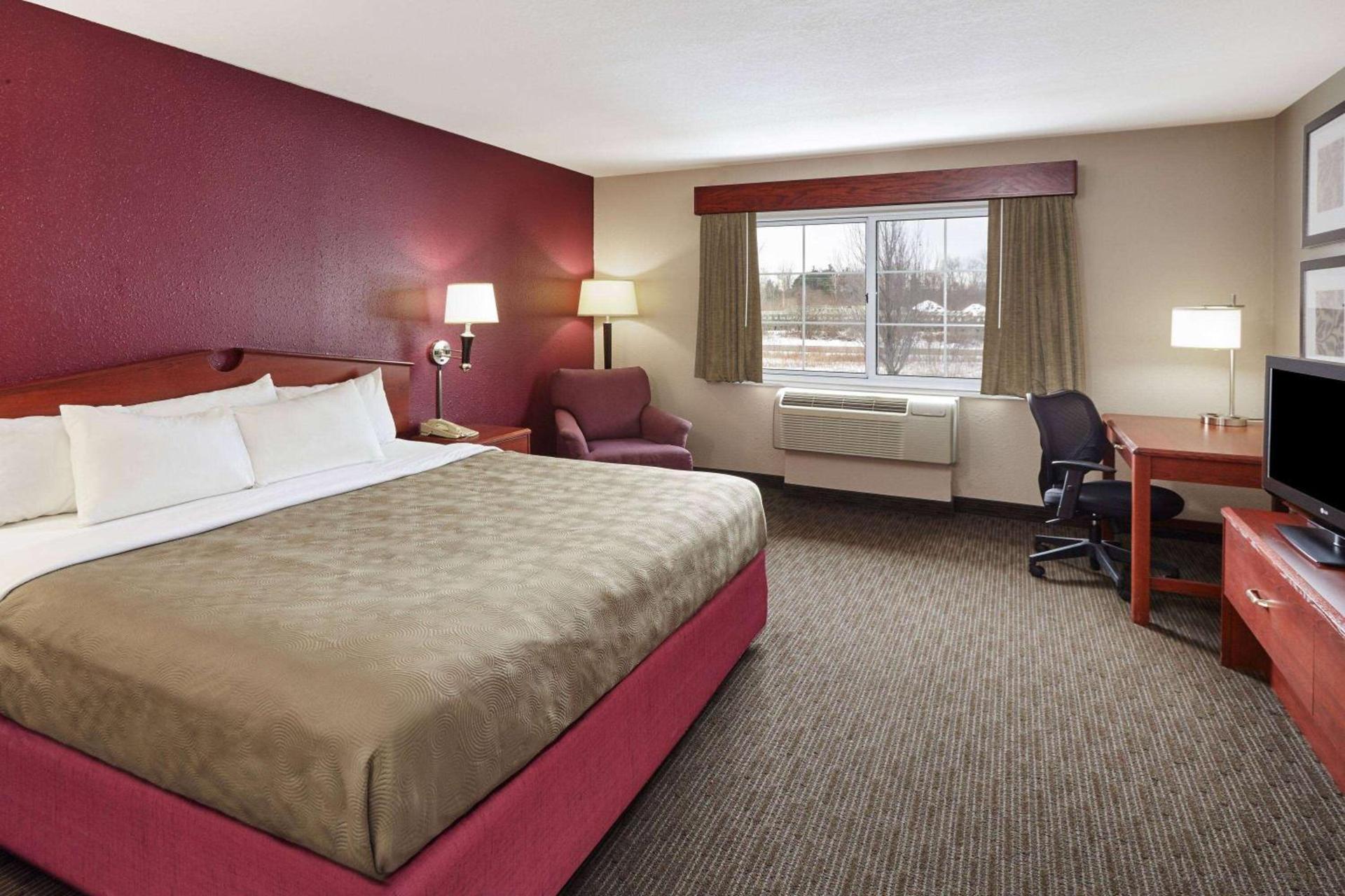 AmericInn by Wyndham Douglas/Saugatuck photo 9