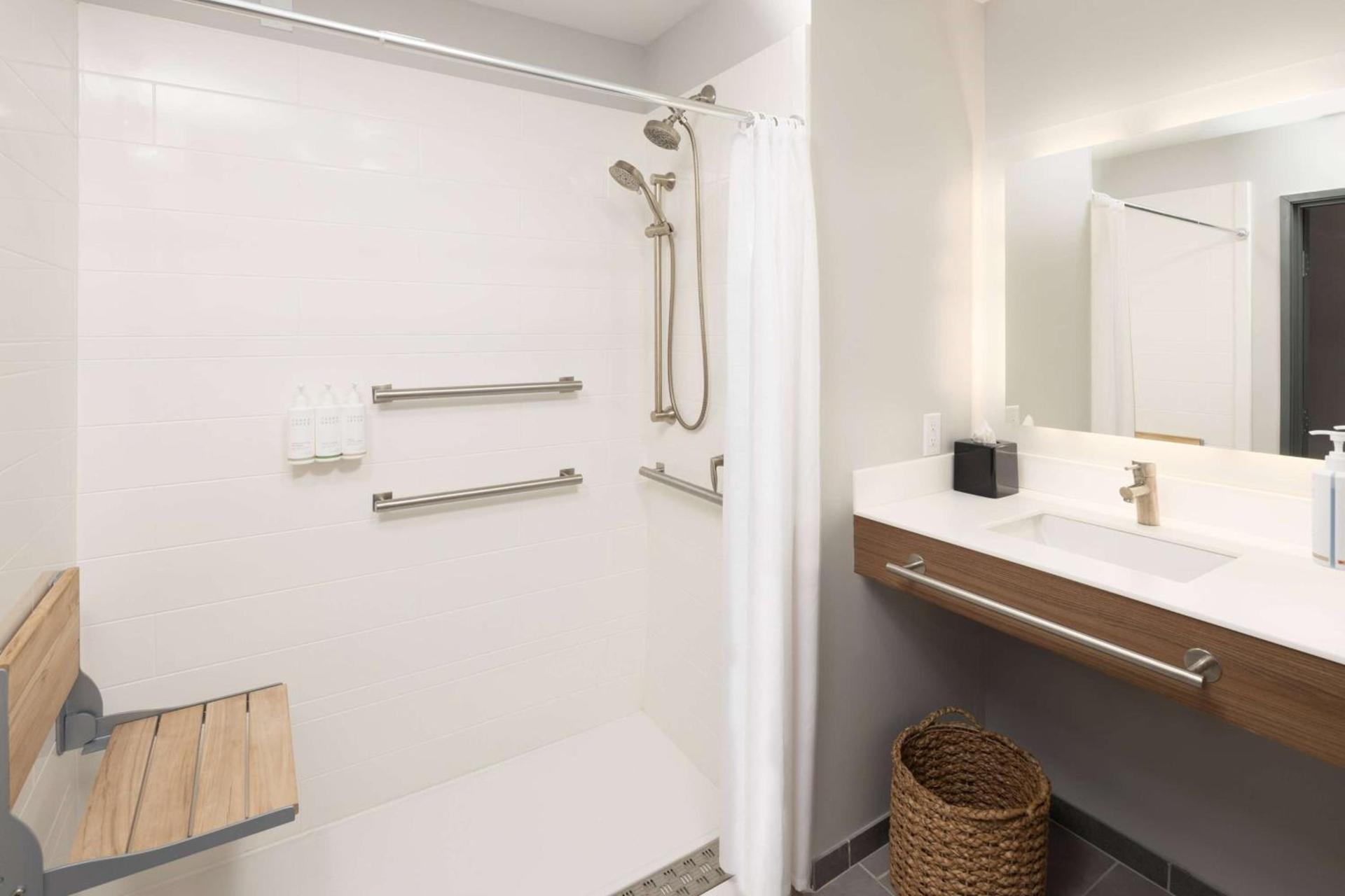 Microtel Inn & Suites by Wyndham Macedon photo 32