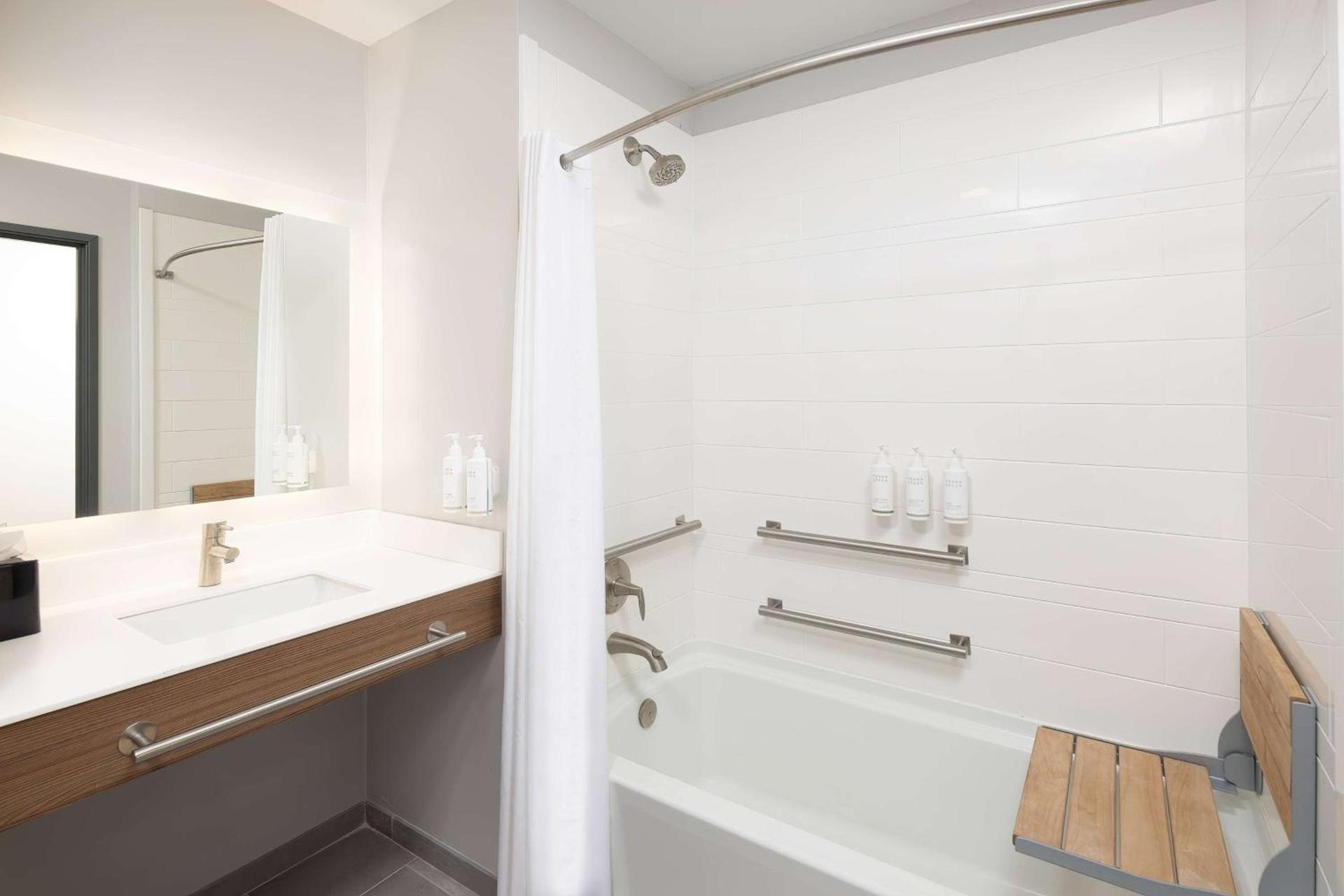 Microtel Inn & Suites by Wyndham Macedon photo 35