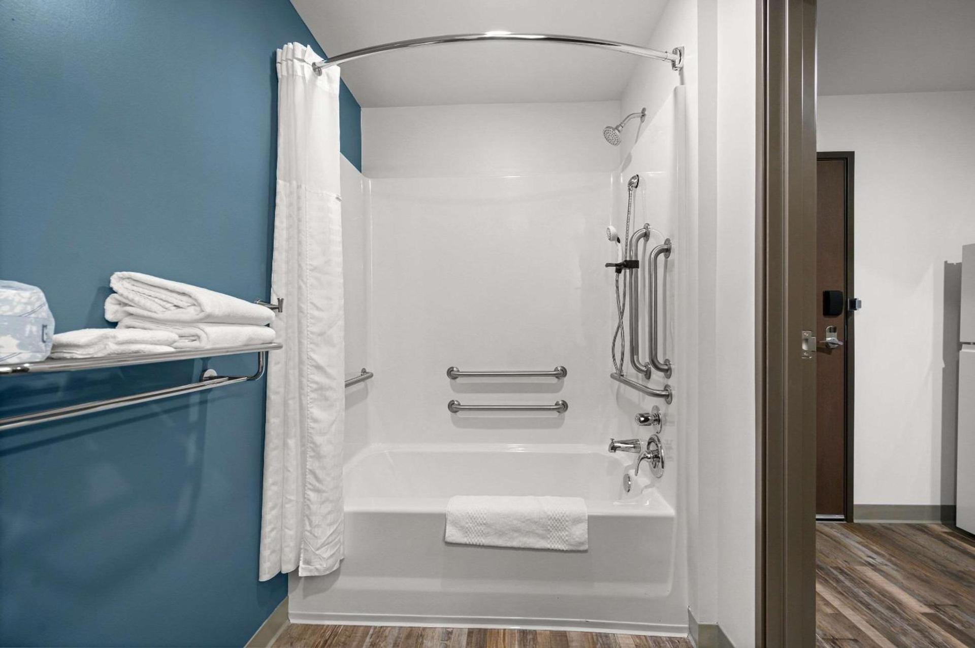 WoodSpring Suites Dearborn Detroit photo 7