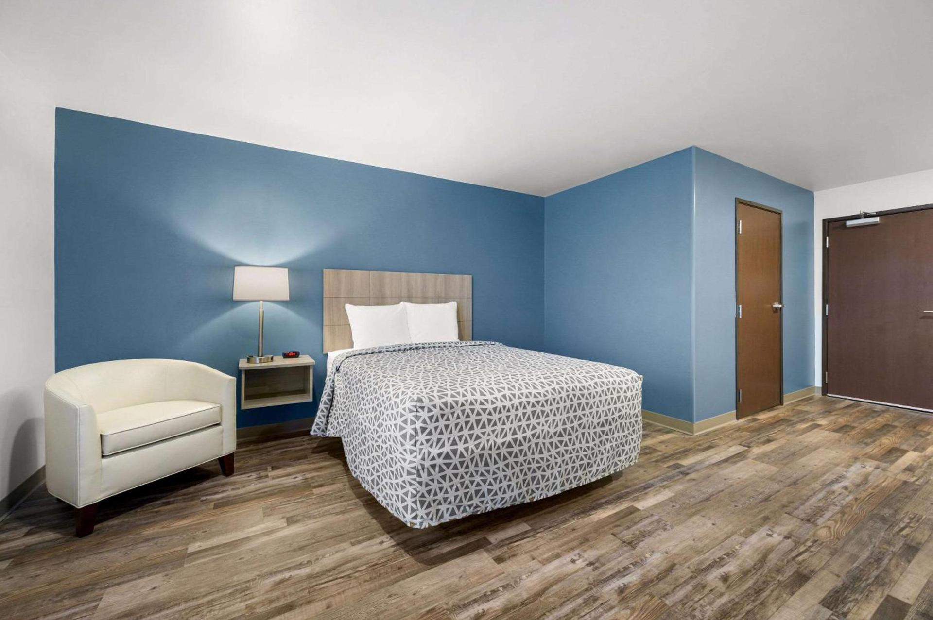 WoodSpring Suites Dearborn Detroit photo 8