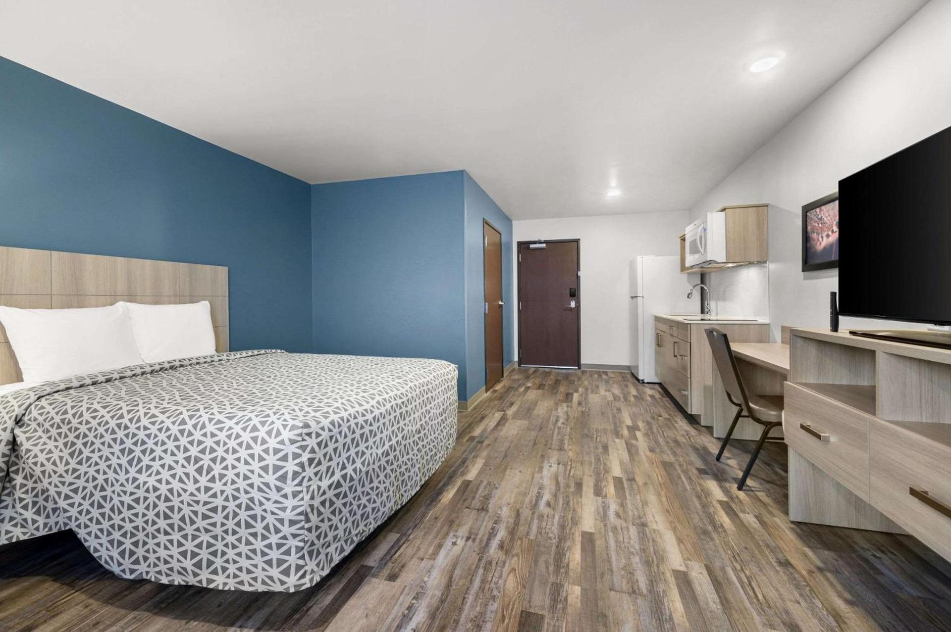 WoodSpring Suites Dearborn Detroit photo 10