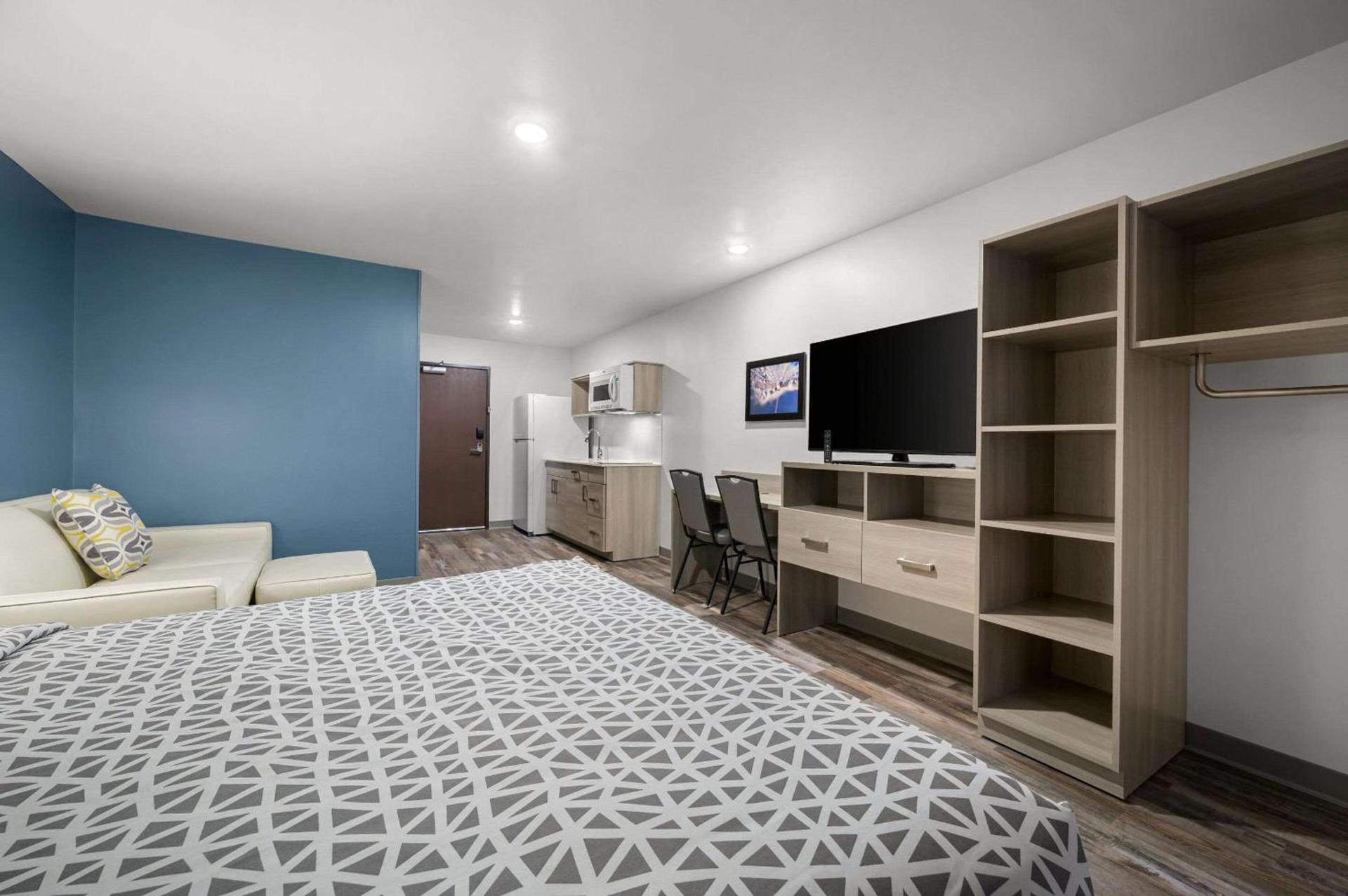 WoodSpring Suites Dearborn Detroit photo 14