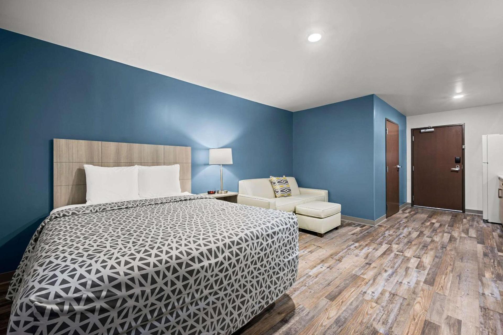 WoodSpring Suites Dearborn Detroit photo 15