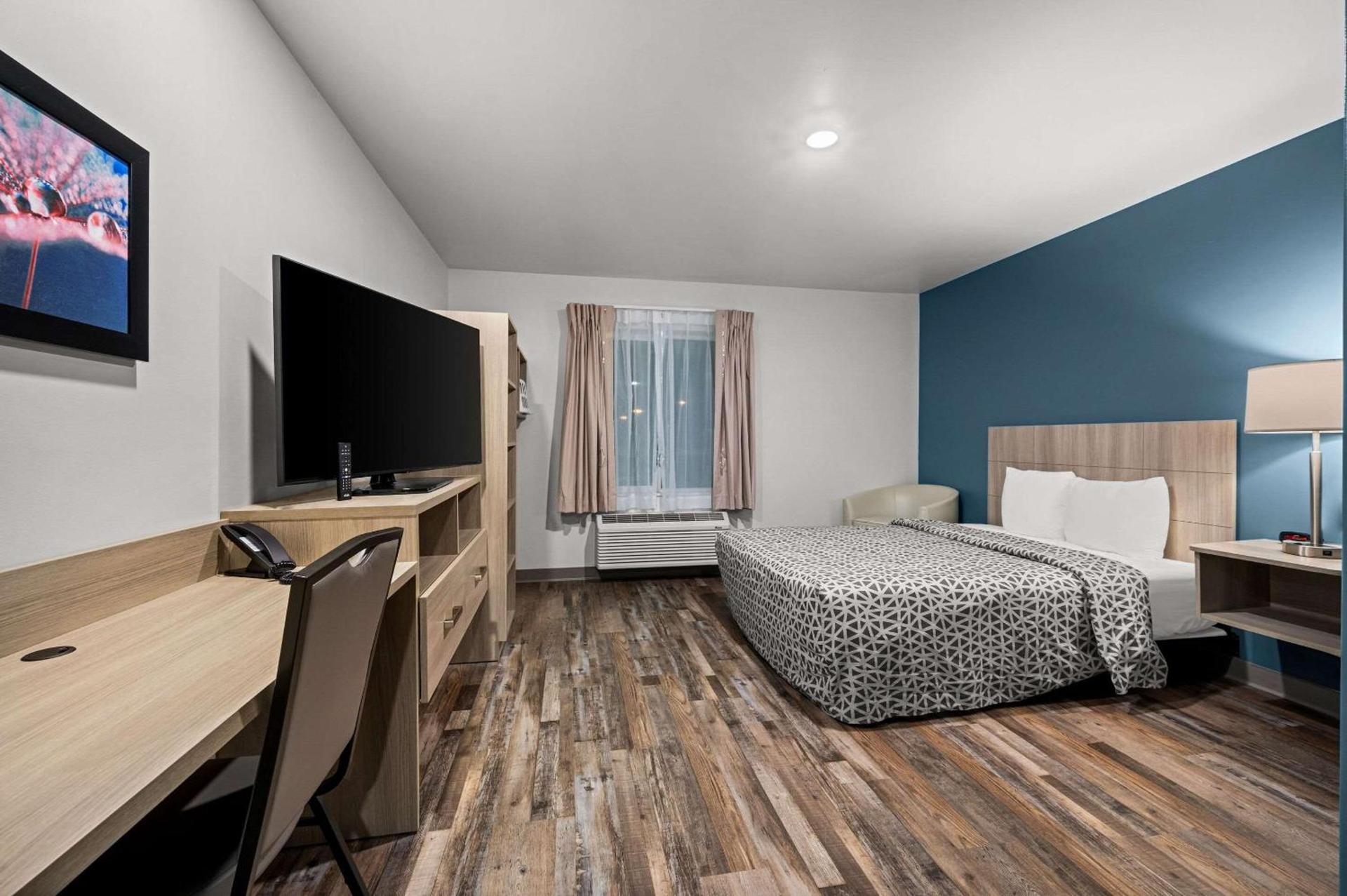WoodSpring Suites Dearborn Detroit photo 19