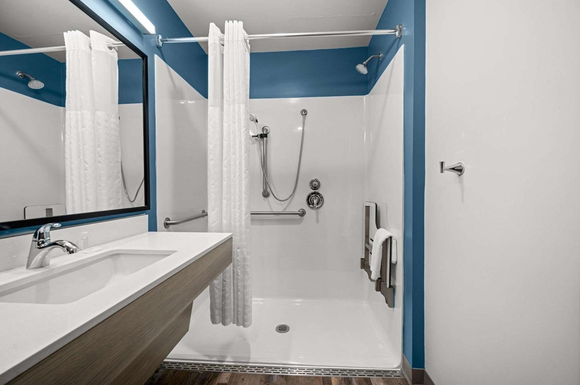 WoodSpring Suites Dearborn Detroit photo 22