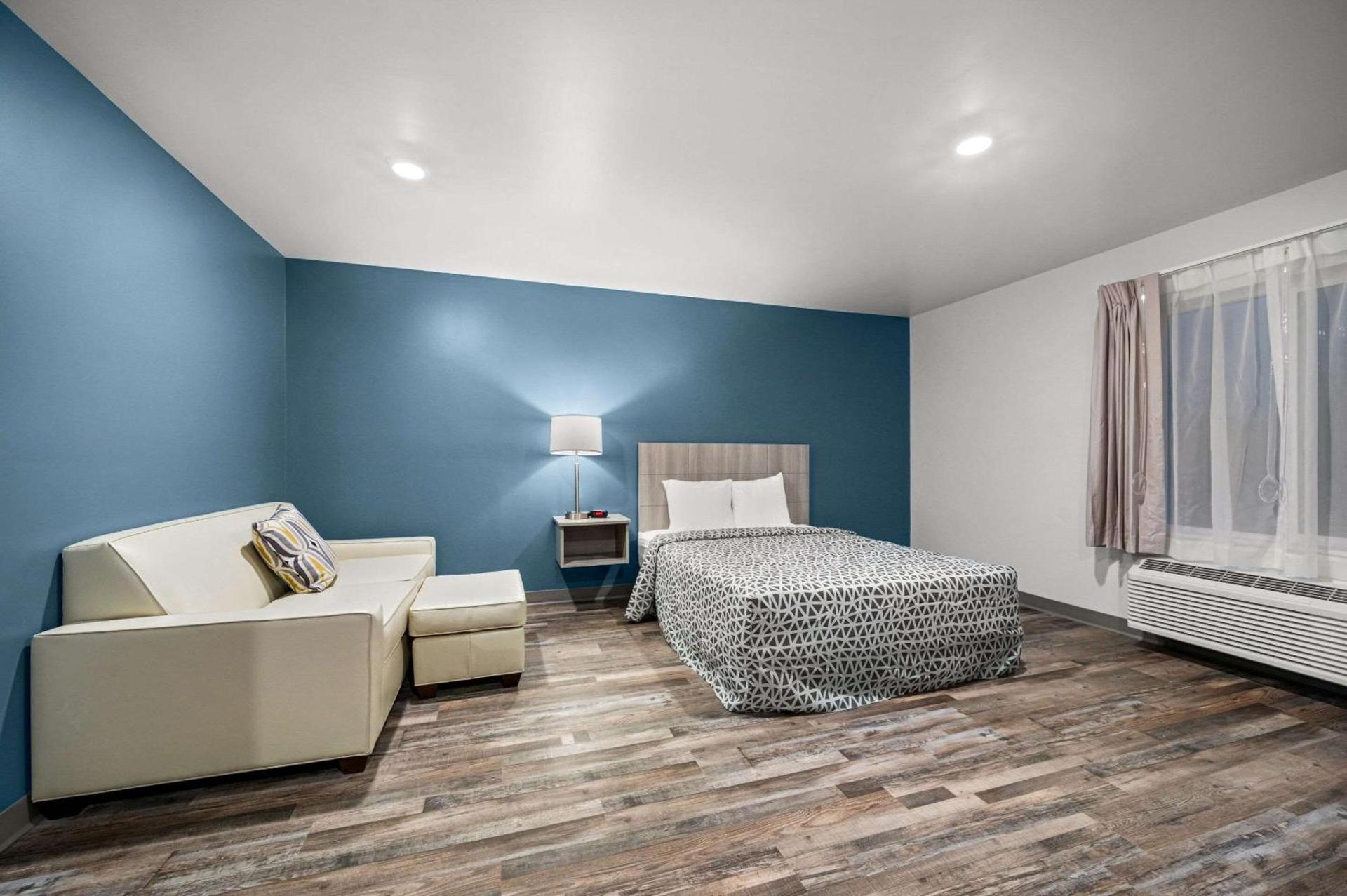 WoodSpring Suites Dearborn Detroit photo 23