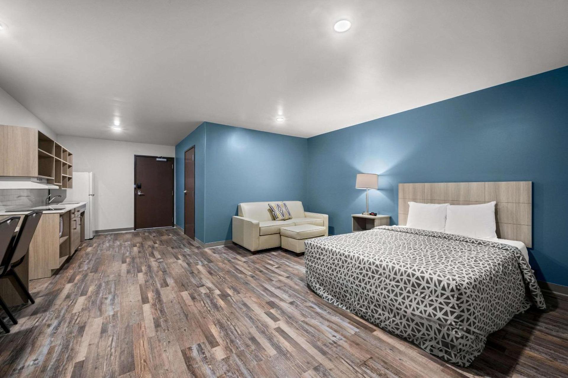 WoodSpring Suites Dearborn Detroit photo 24