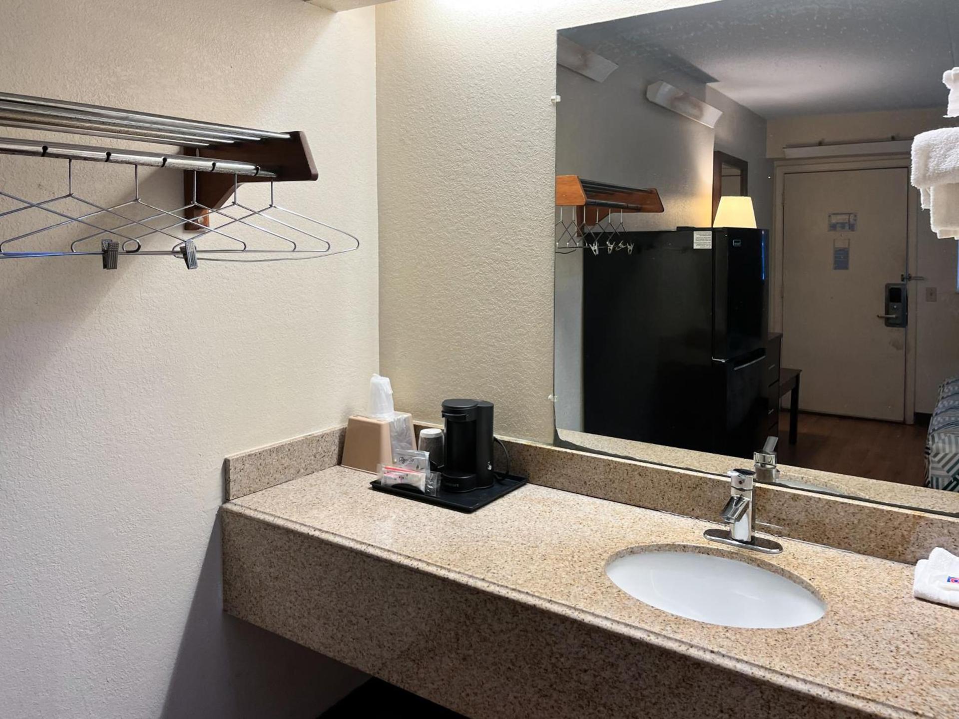 Studio 6 Suites Shreveport, LA Industrial Loop photo 9