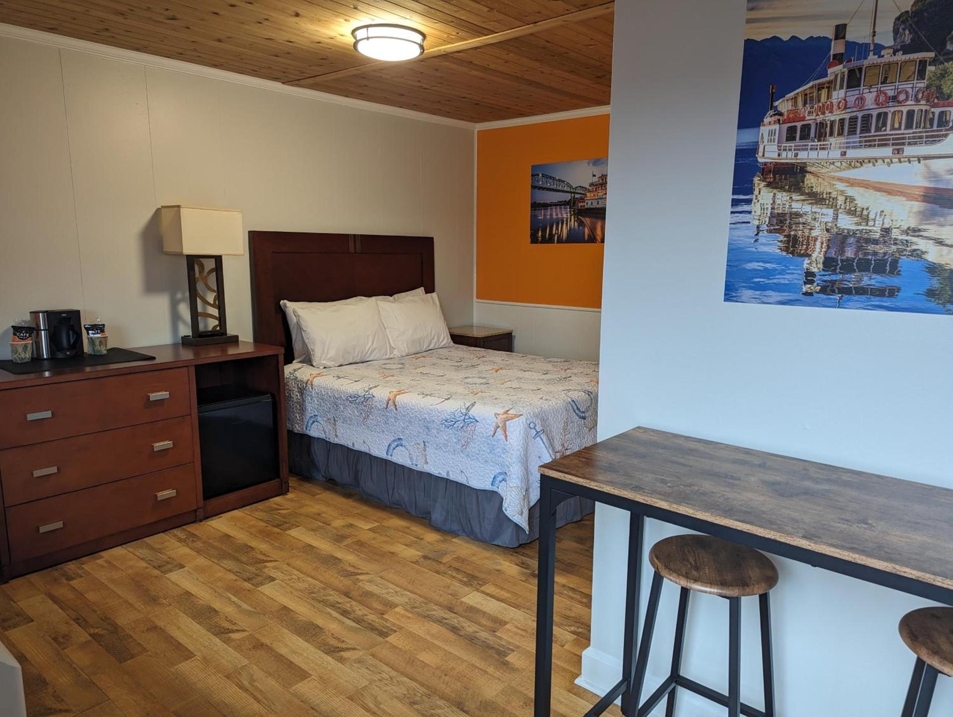 Riverboat Inn & Suites photo 40