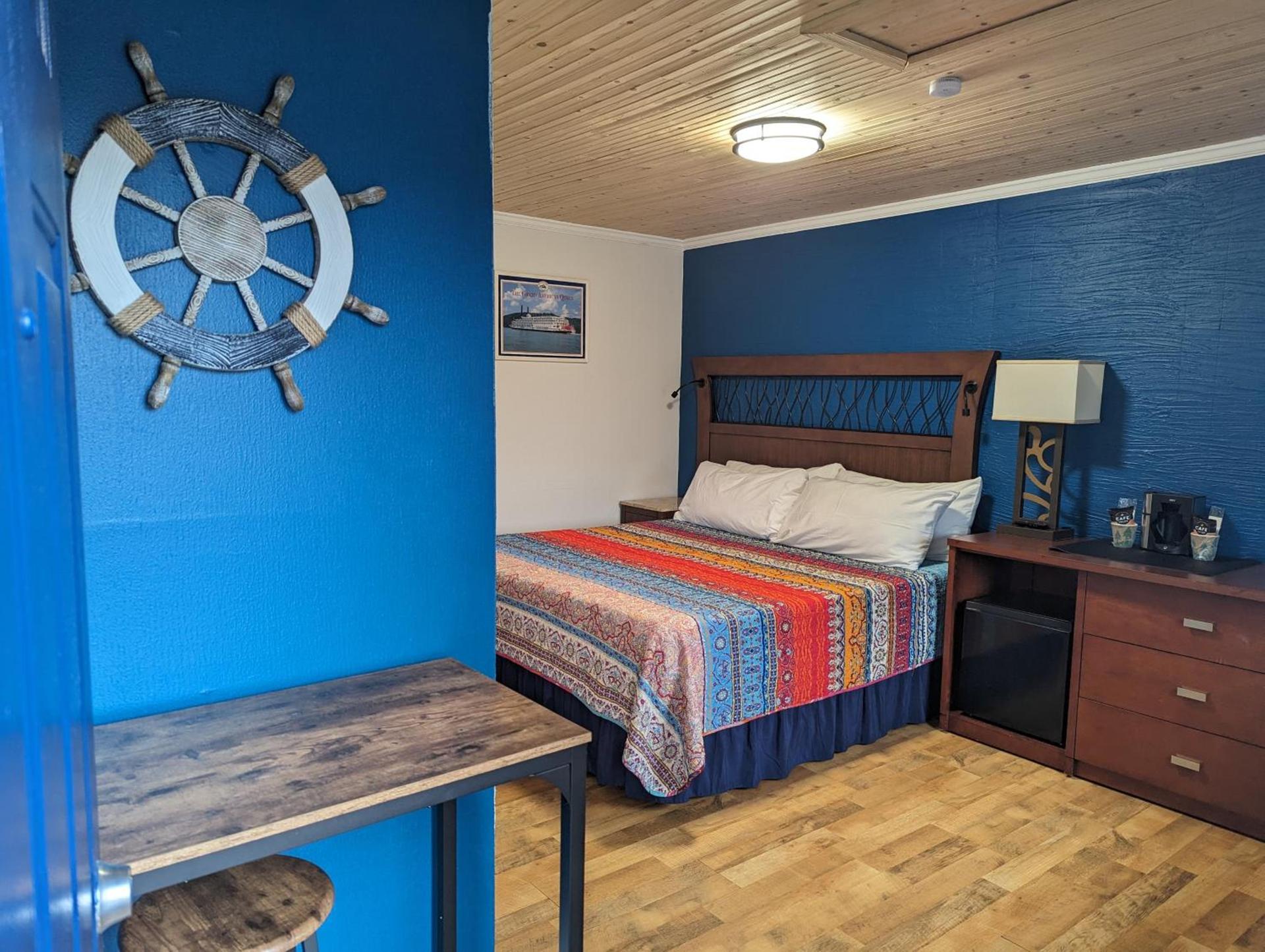 Riverboat Inn & Suites photo 42
