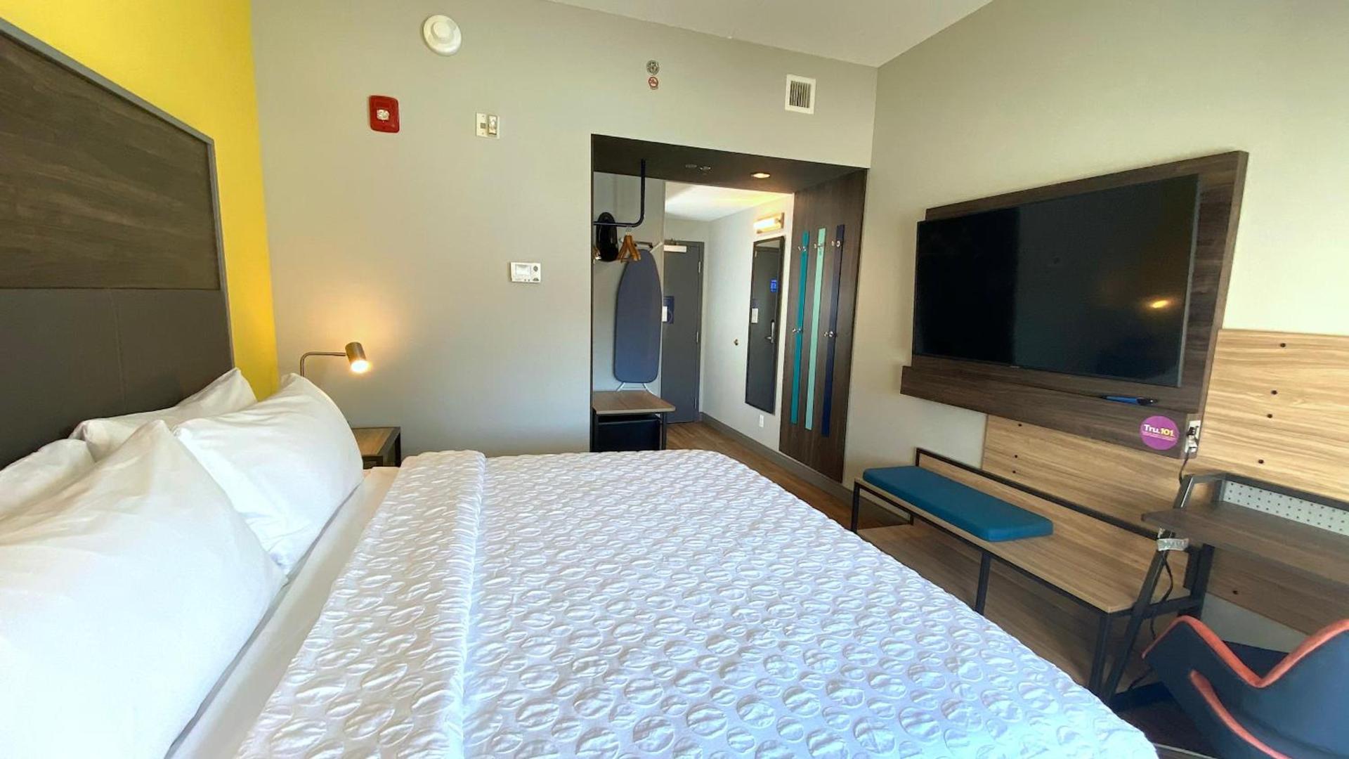 Tru By Hilton Baltimore Harbor East photo 35