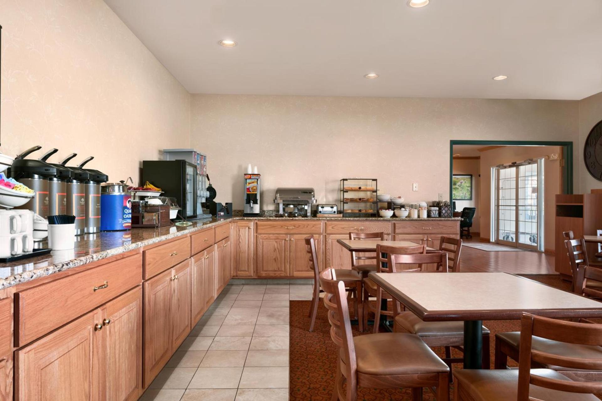 Country Inn & Suites by Radisson, Clinton, IA photo 21