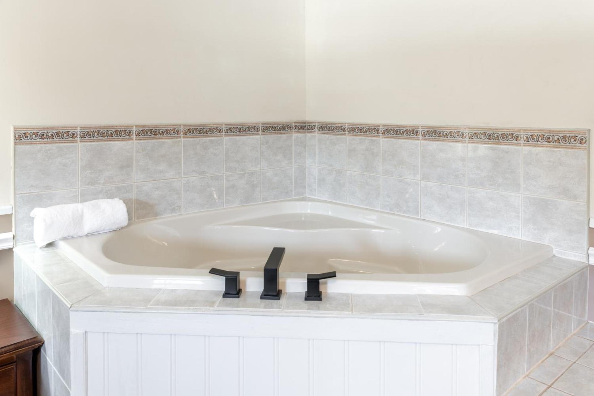 Sara Placid Inn & Suites photo 18