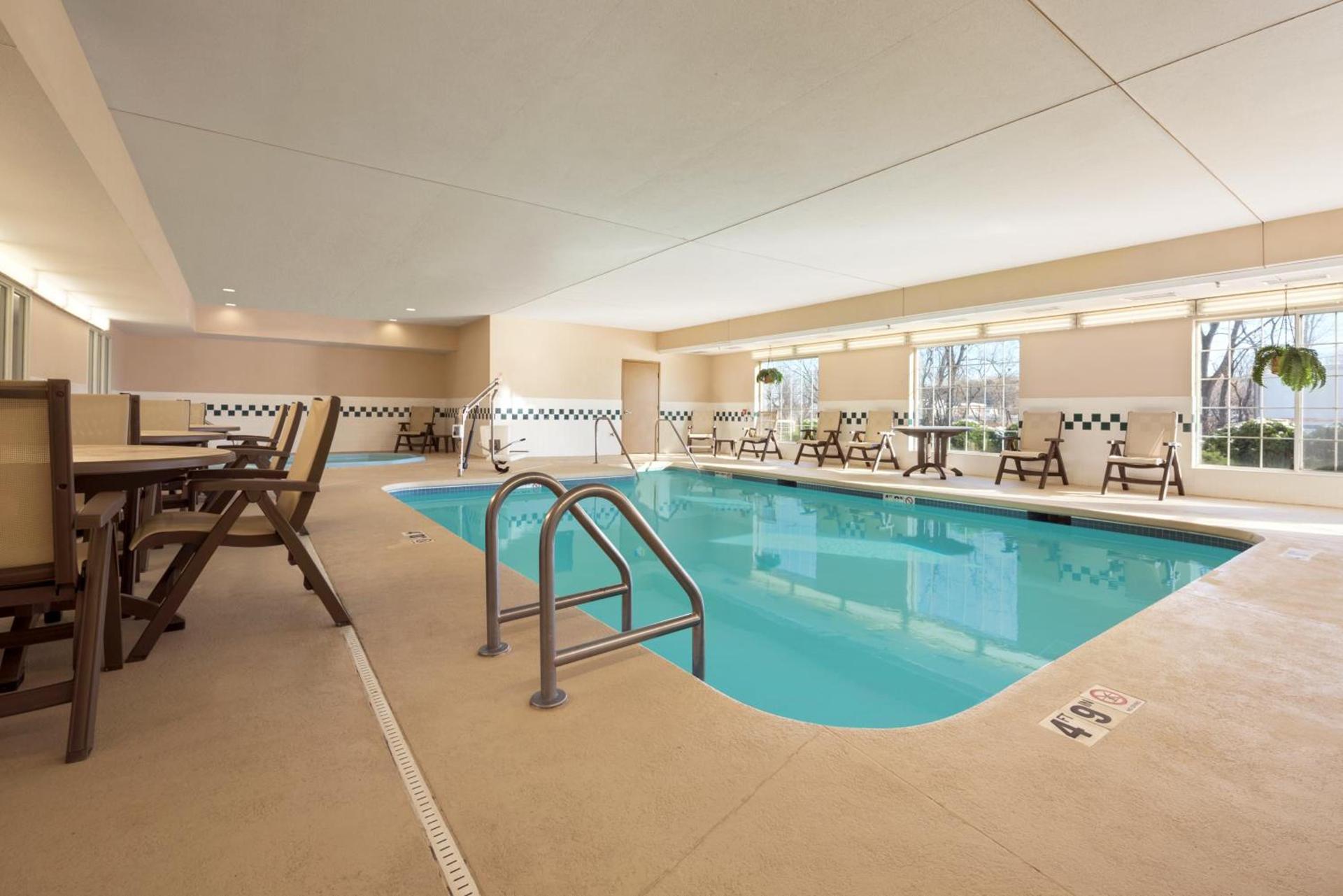 Country Inn & Suites by Radisson, Clinton, IA photo 14
