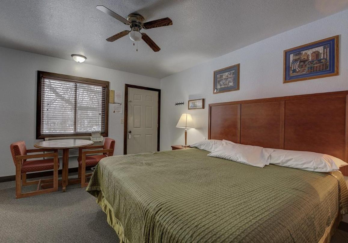 Okoboji Lodge photo 5