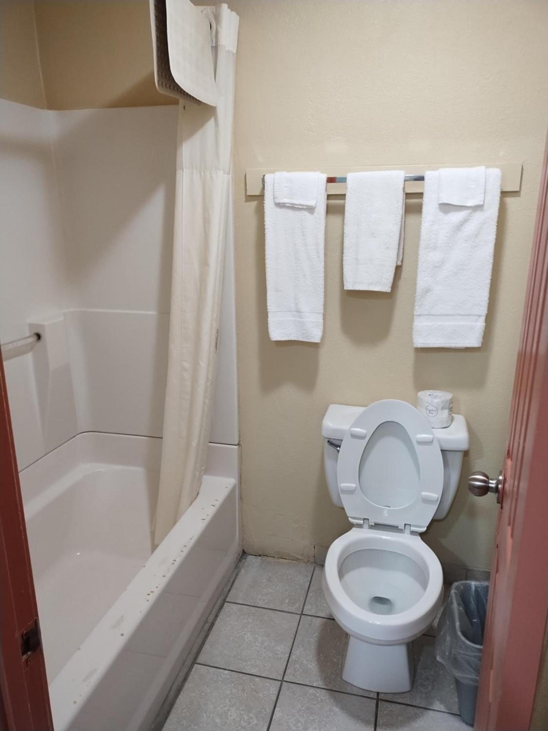 Howards Inn Motel photo 12