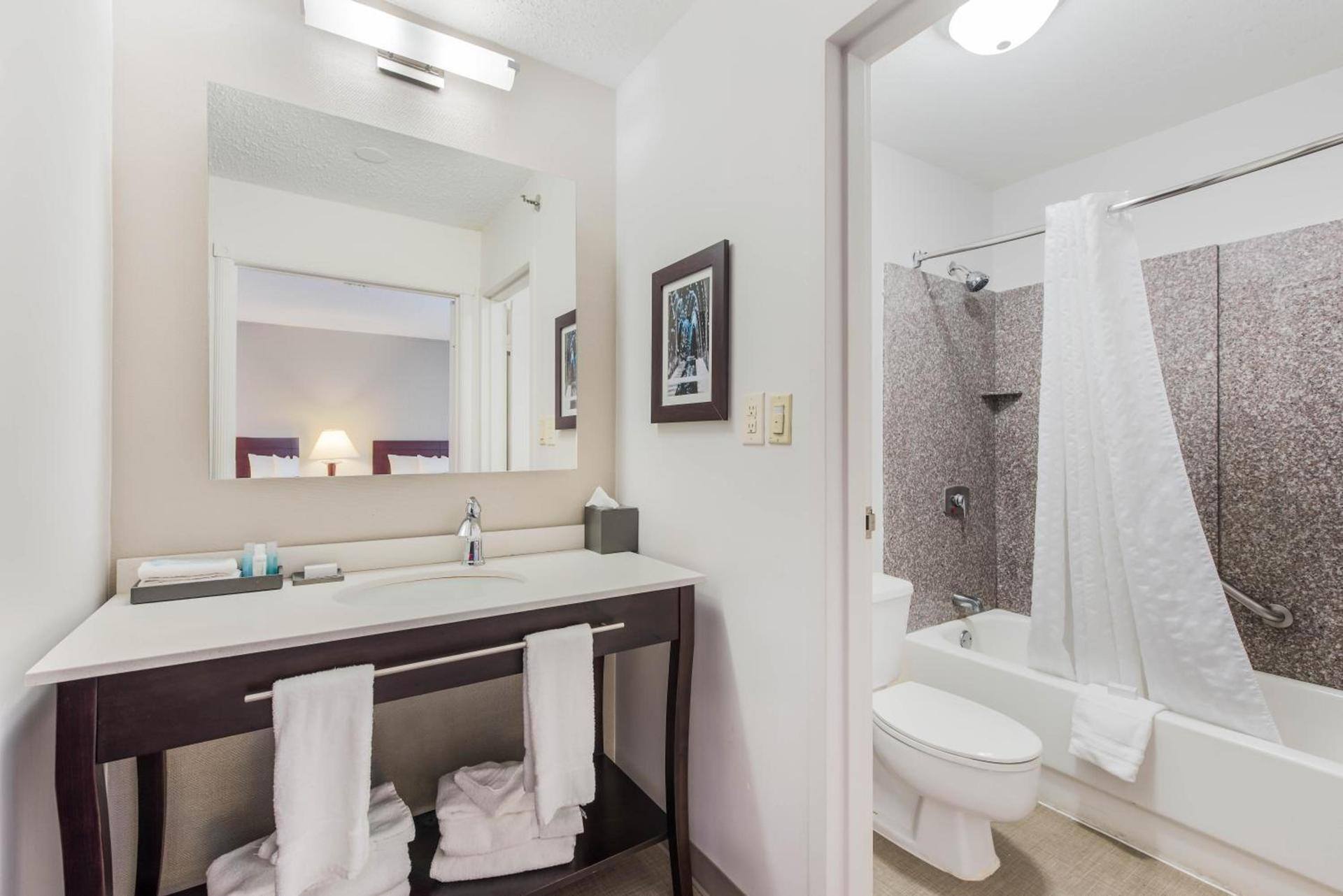 The Blu Hotel Blue Ash Cincinnati, an Ascend Collection Hotel photo 38