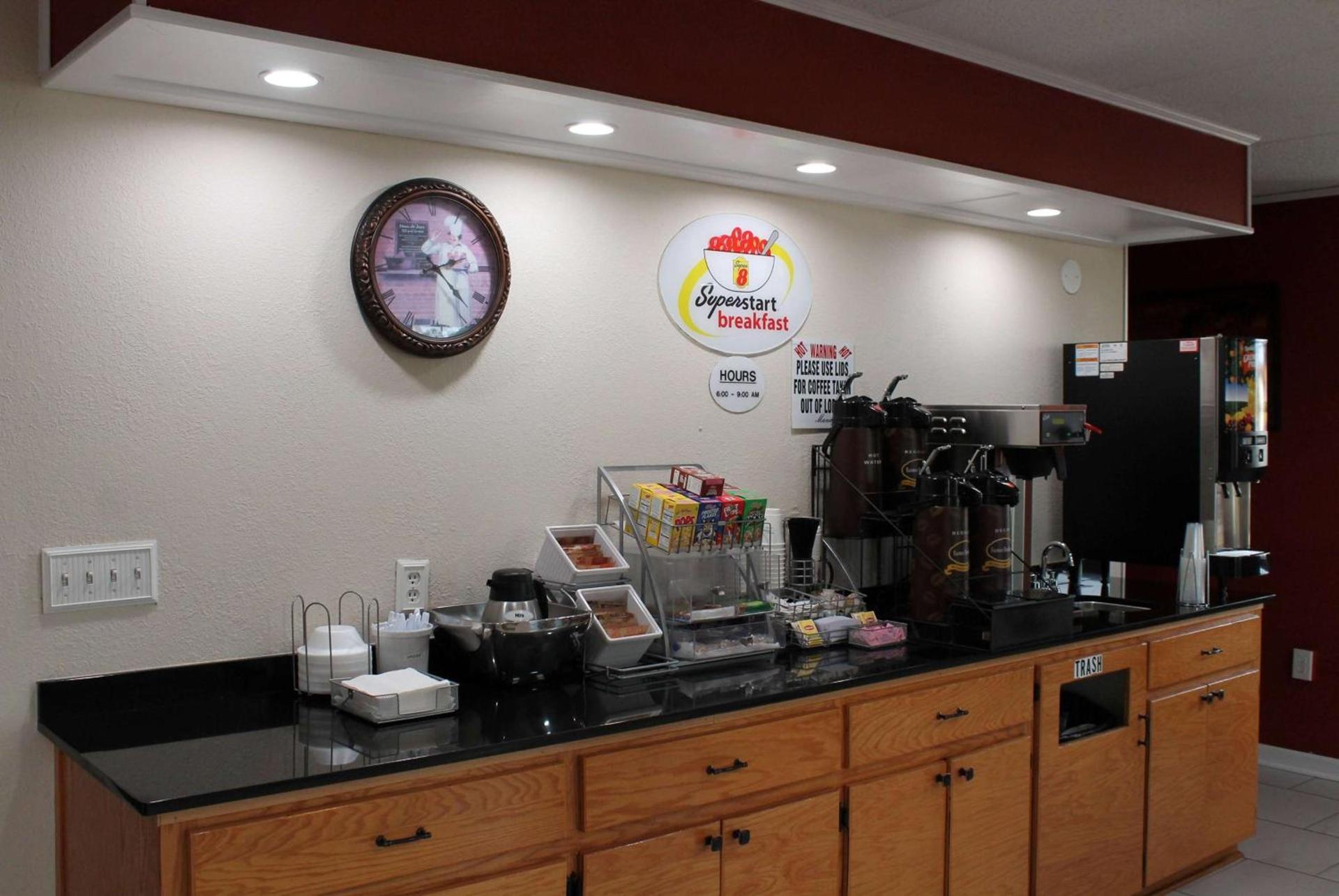 Super 8 by Wyndham Dothan photo 17