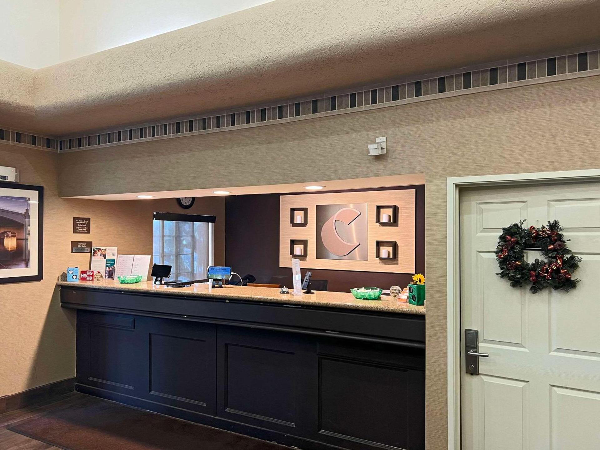 Comfort Suites Peoria Sports Complex photo 2