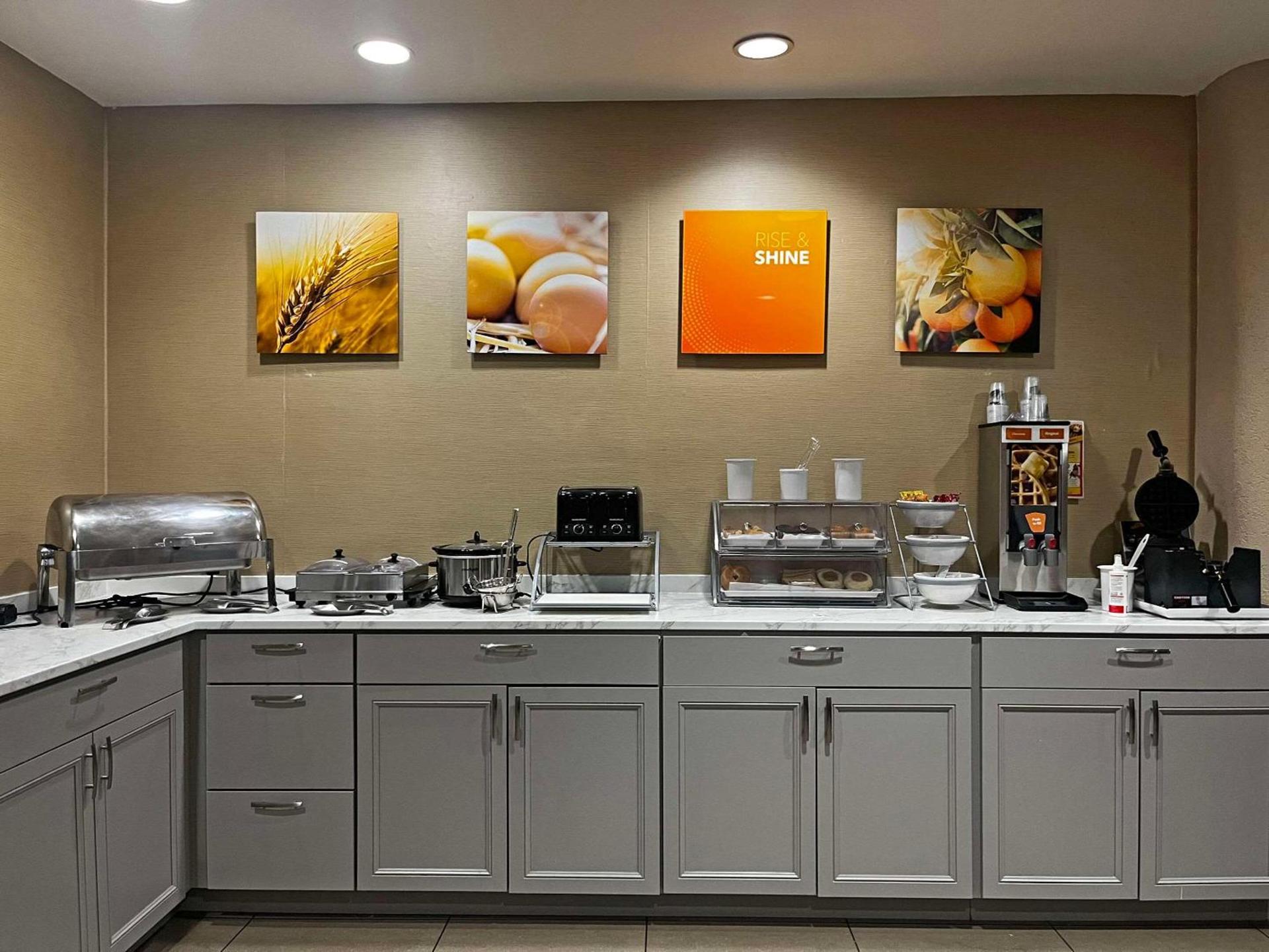 Comfort Suites Peoria Sports Complex photo 23