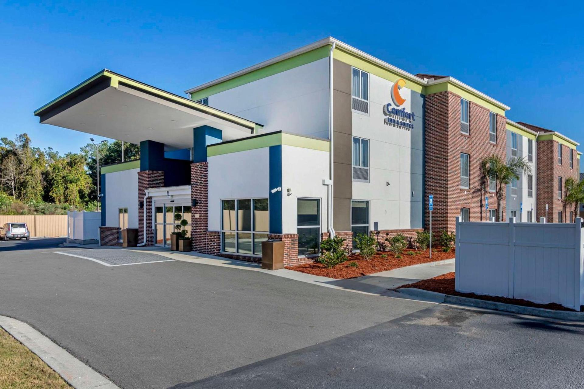 Comfort Inn & Suites Brunswick I-95 — hotel in Brunswick
