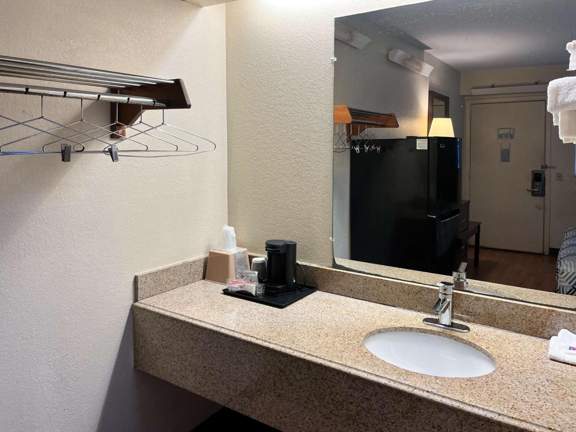 Studio 6 Suites Shreveport, LA Industrial Loop photo 4