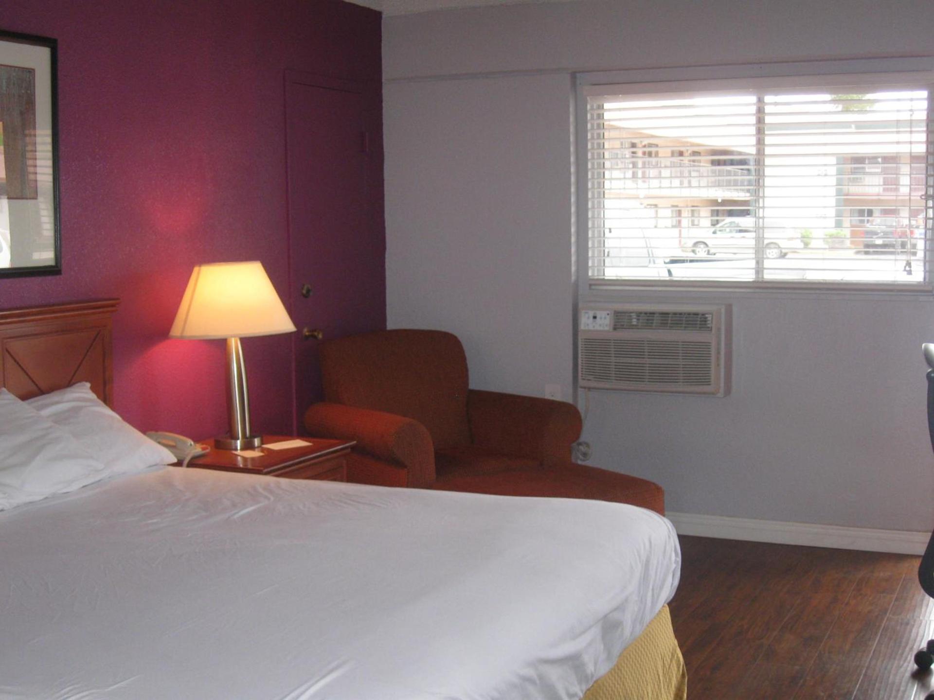 Santa Fe Inn - Pueblo photo 12