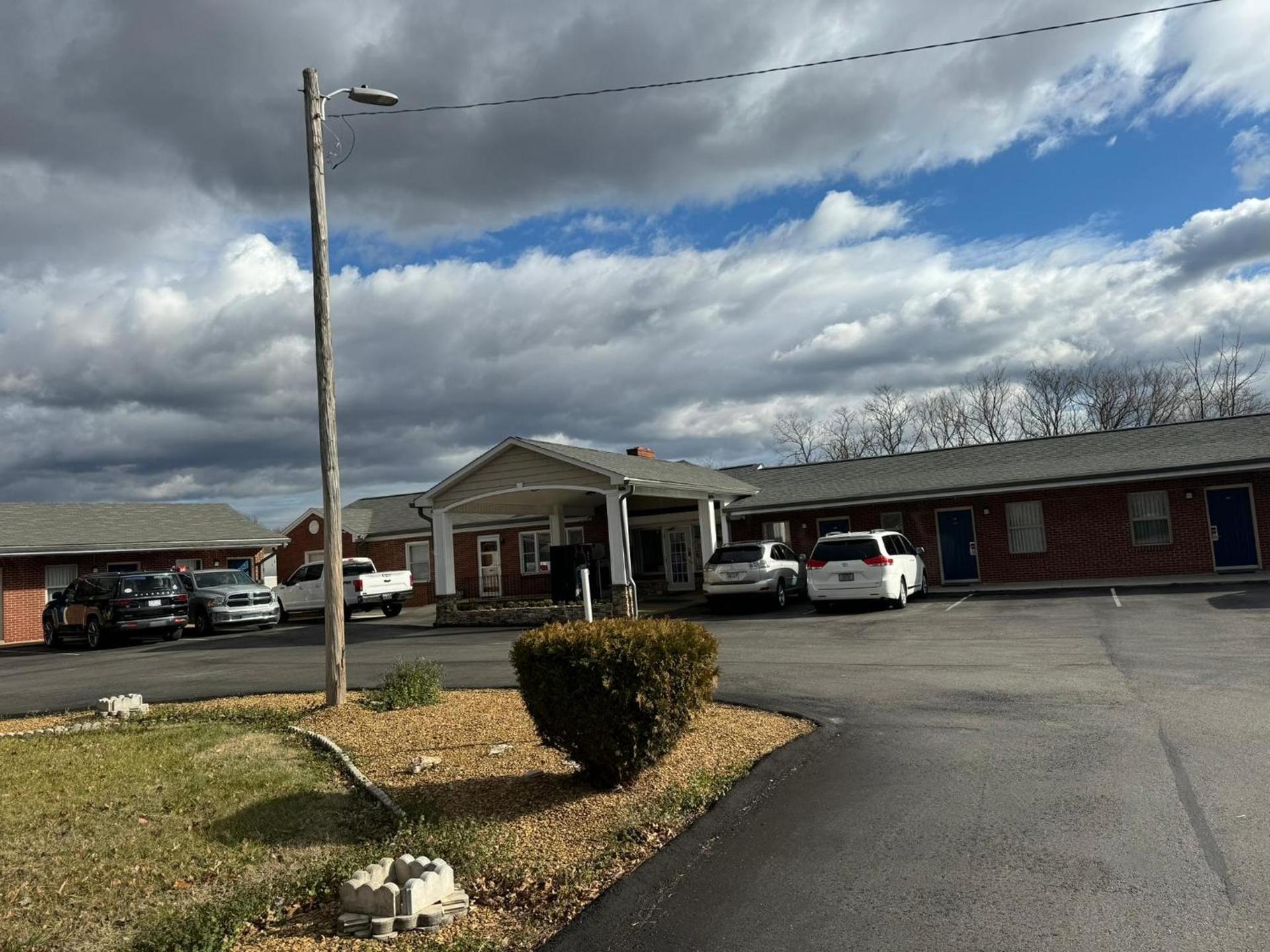 Budget Inn Danville photo 9