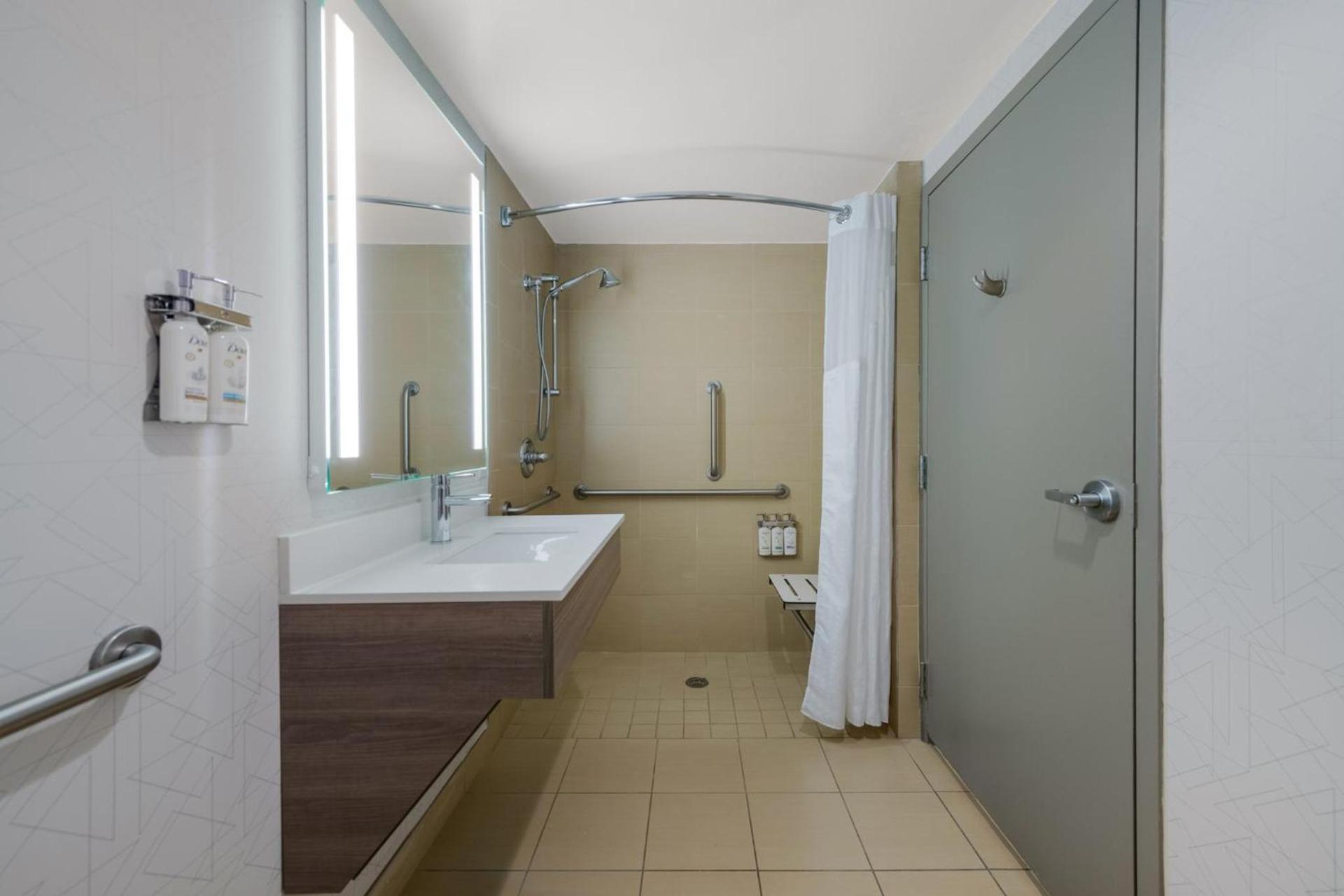 Holiday Inn Express Hotels- Hampton by IHG photo 62