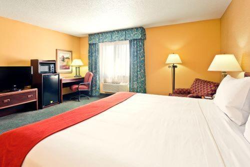Holiday Inn Express Hotel Fort Campbell-Oak Grove by IHG photo 7