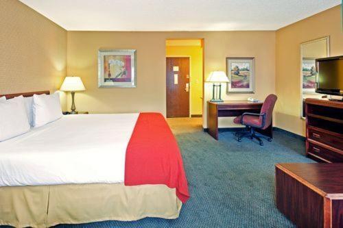 Holiday Inn Express Hotel Fort Campbell-Oak Grove by IHG photo 10
