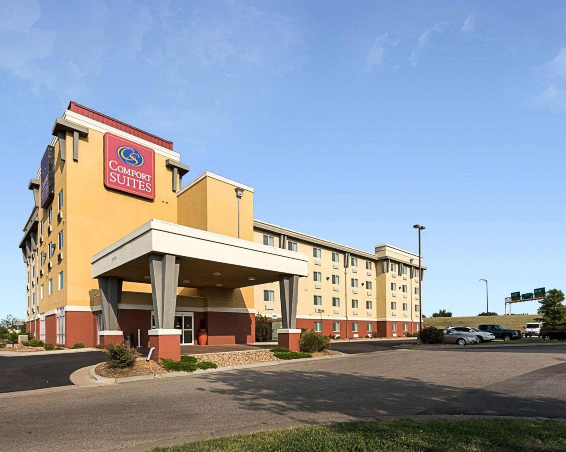 Comfort Suites Airport photo 1