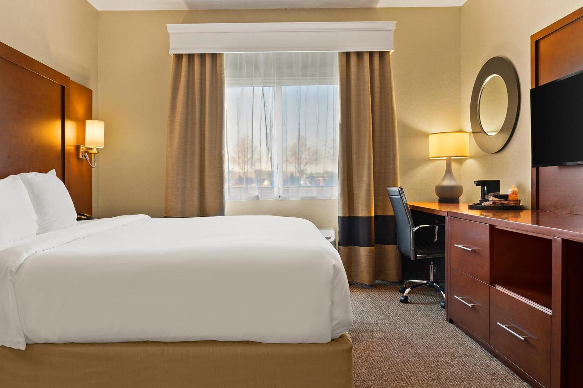 Comfort Suites- Saginaw photo 7