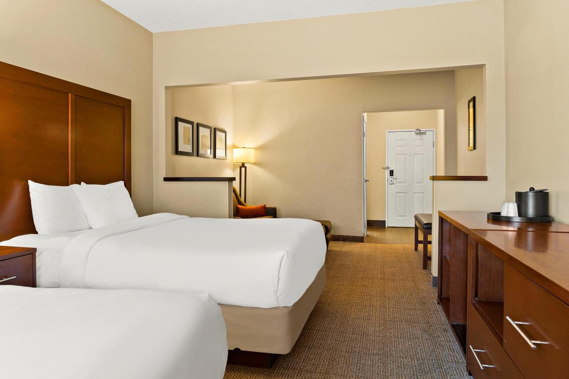 Comfort Suites- Saginaw photo 8