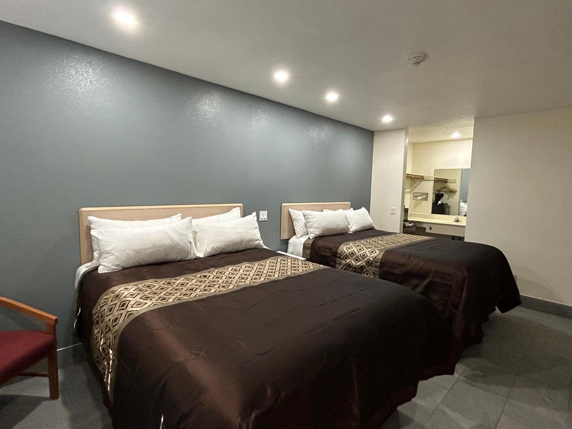 California Inn Hotel and Suites Adelanto US 395 photo 4