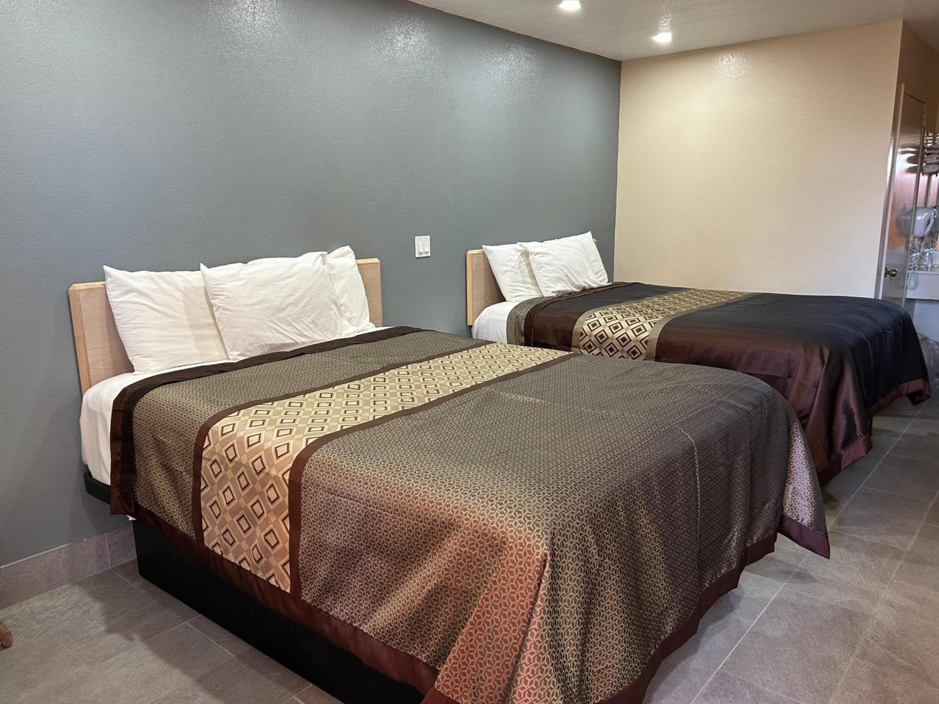 California Inn Hotel and Suites Adelanto US 395 photo 6
