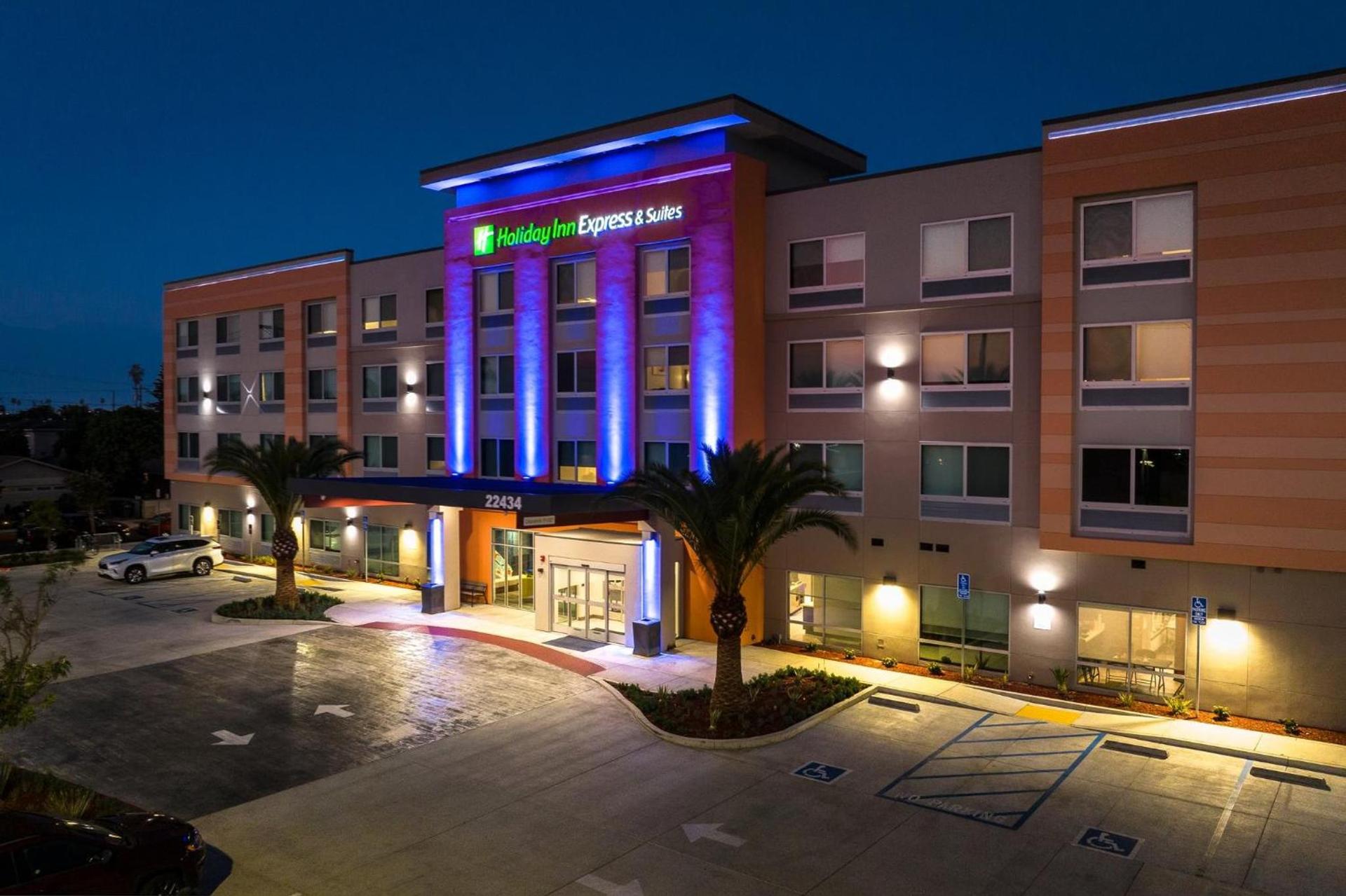Holiday Inn Express & Suites Hawaiian Gardens by IHG photo 1