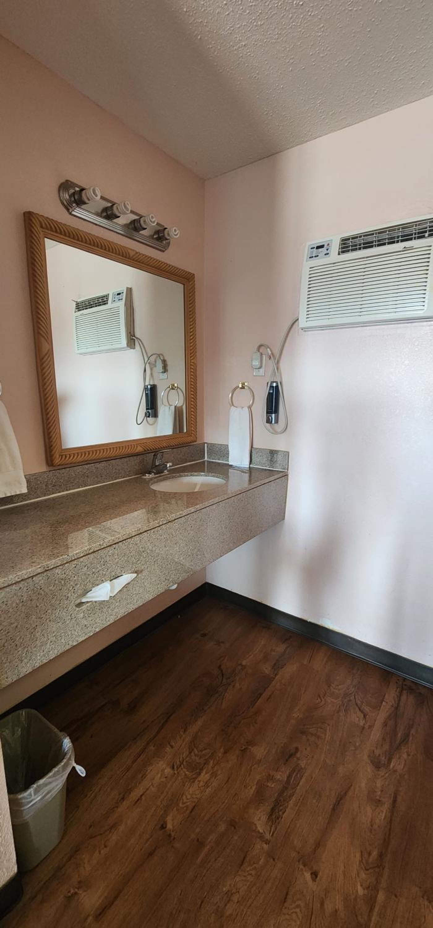 Executive Inn photo 27