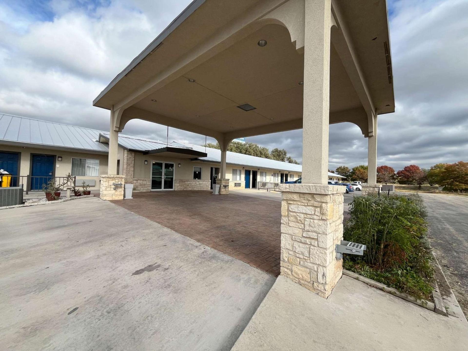 Motel 6 Junction, TX Llano River photo 54