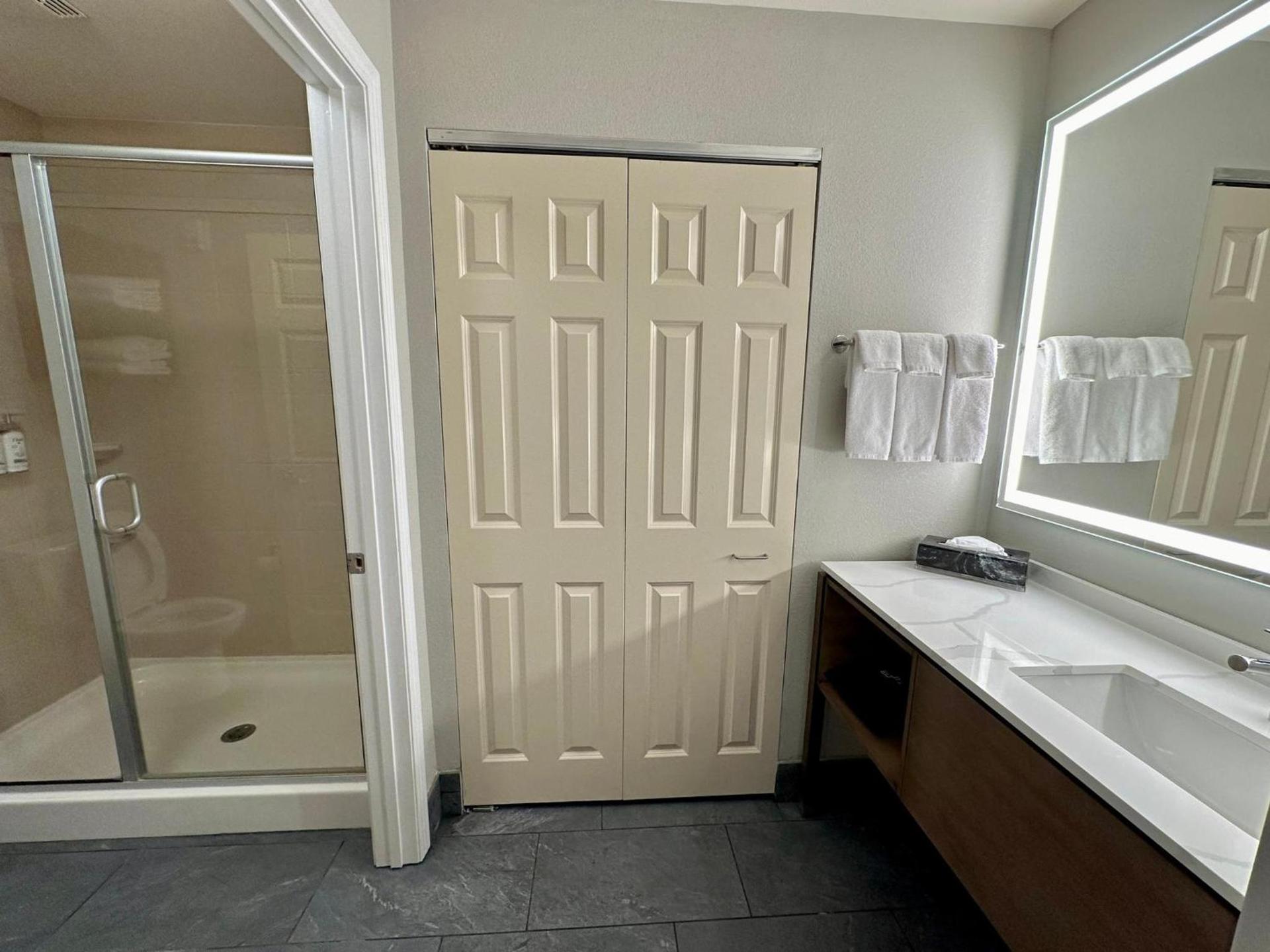 Staybridge Suites Milwaukee West-Oconomowoc by IHG photo 60