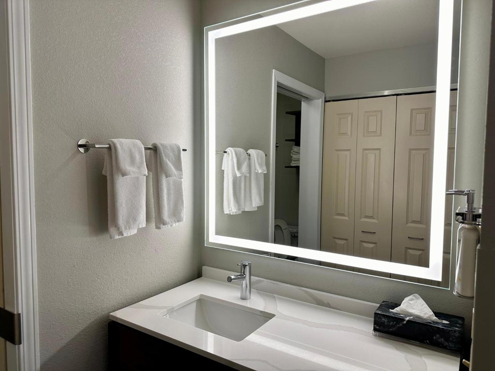Staybridge Suites Milwaukee West-Oconomowoc by IHG photo 45