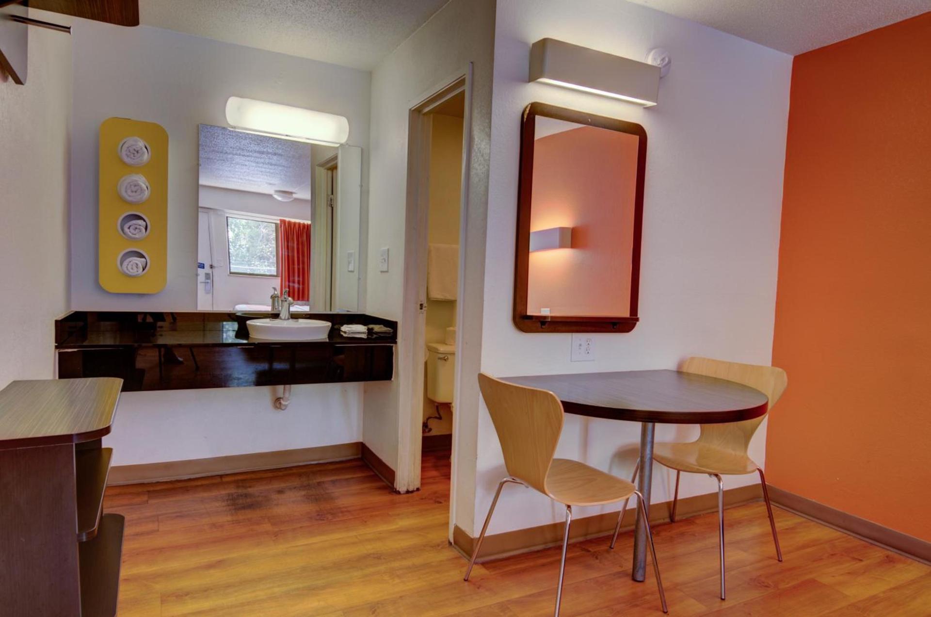 Days Inn by Wyndham Kansas City Northeast photo 6
