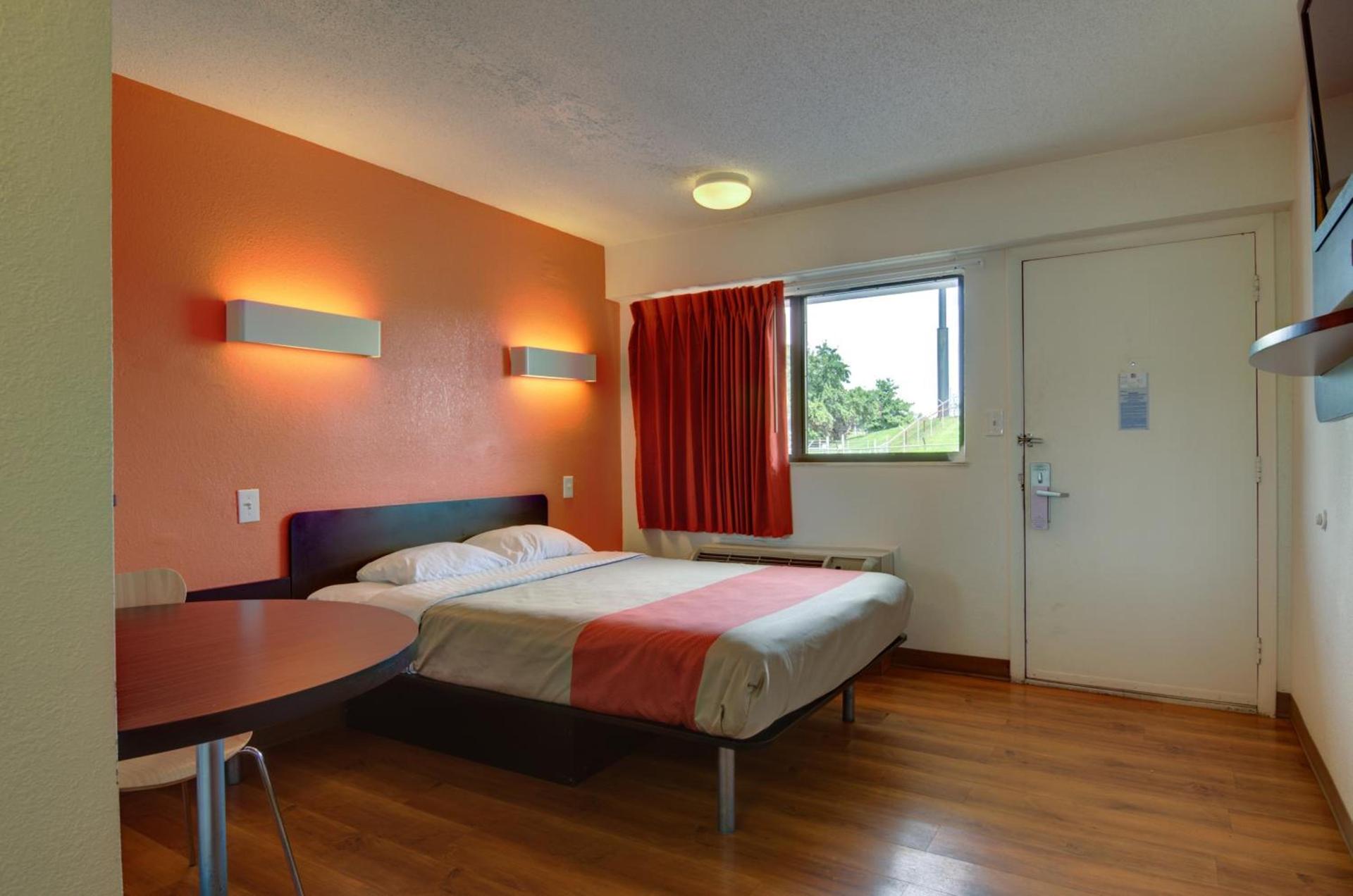 Days Inn by Wyndham Kansas City Northeast photo 9