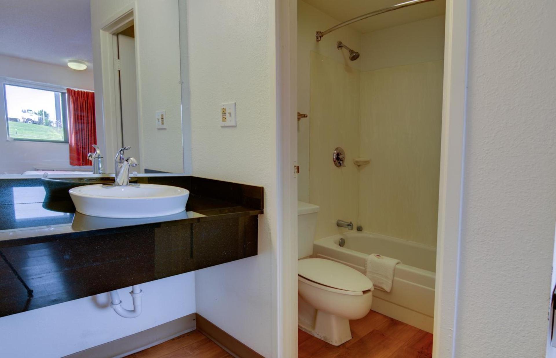 Days Inn by Wyndham Kansas City Northeast photo 13