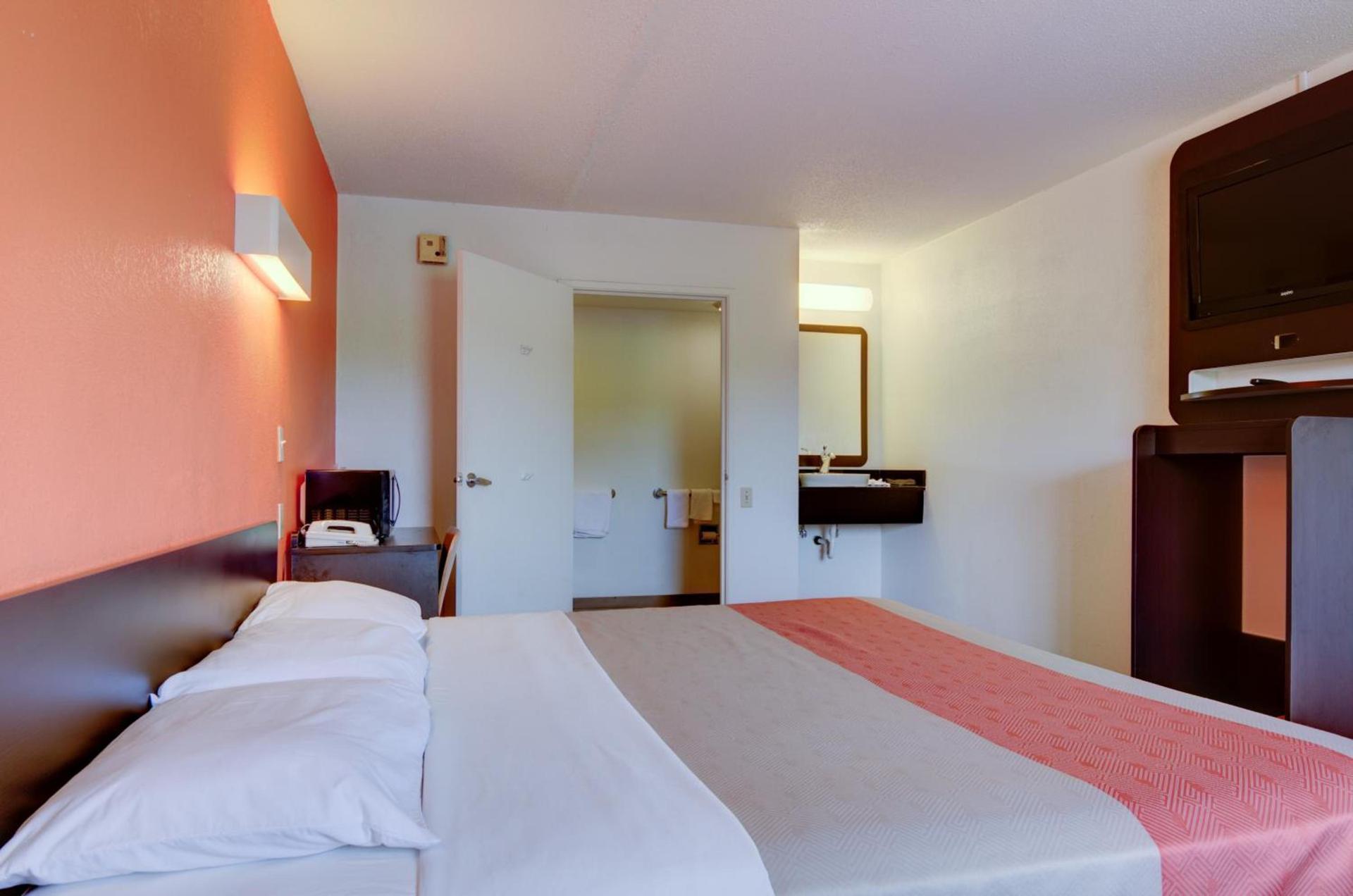 Days Inn by Wyndham Kansas City Northeast photo 18